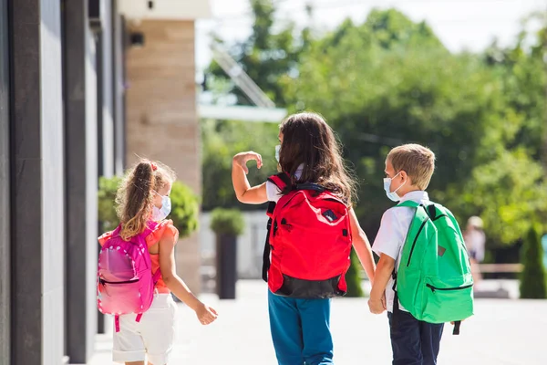 Schoolchildren are going back to school after pandemic over — Stock Photo, Image