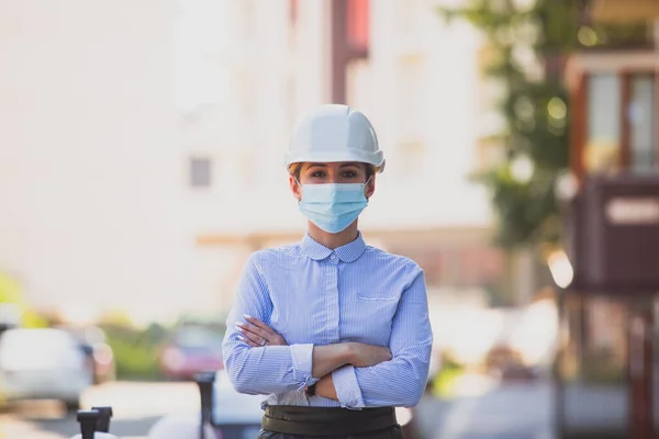 Professionelle Immobilienmaklerin wartet auf Kunden — Stockfoto