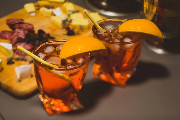 Misturando coquetéis alcoólicos saborosos e na moda em casa — Fotografia de Stock