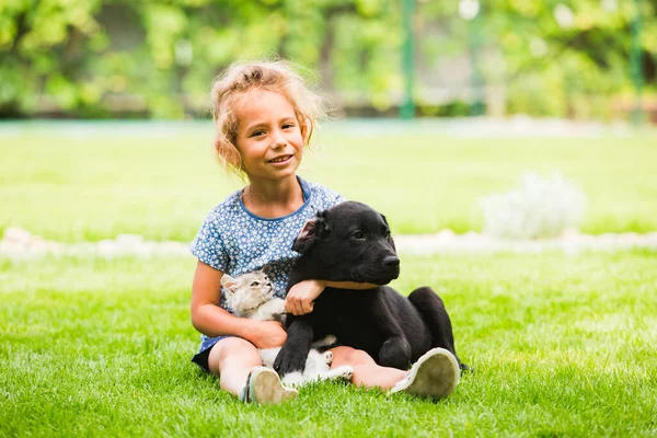 Animaux donnant leur amour aux jeunes enfants — Photo