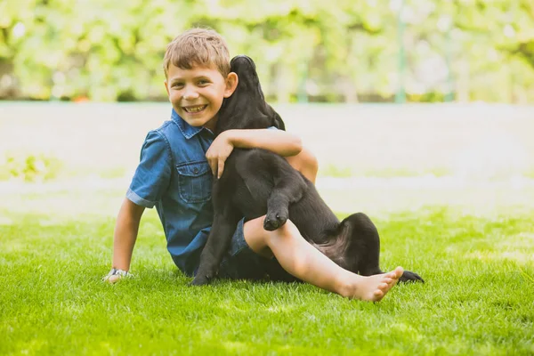 犬は子供のベストと献身的な友人です — ストック写真