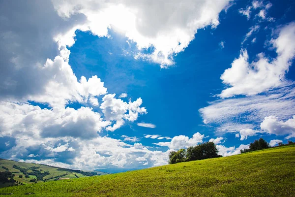 Sentir el amor en el aire, estar en el séptimo cielo — Foto de Stock