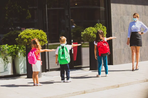 Veiligheidsvoorschriften voor schoolkinderen tijdens een epidemie — Stockfoto