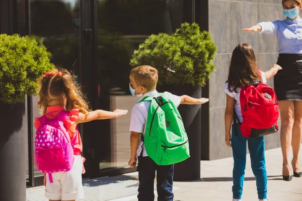 De leerkracht laat leerlingen zien hoe ze een sociale afstand moeten houden — Stockfoto