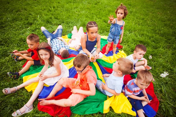 The best friends has a picnic in the park — Stock Photo, Image