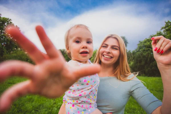 Spaßiger Familienspaziergang im Sommergarten — Stockfoto