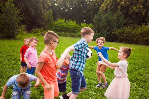 Niños de todo el barrio se divierten en el parque — Foto de Stock