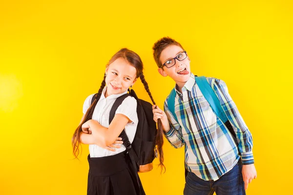 De gelukkige schoolkinderen hebben plezier tussen de studies door — Stockfoto