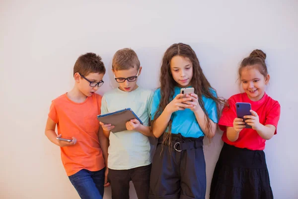 La generación moderna se siente feliz usando teléfonos inteligentes y tabletas — Foto de Stock