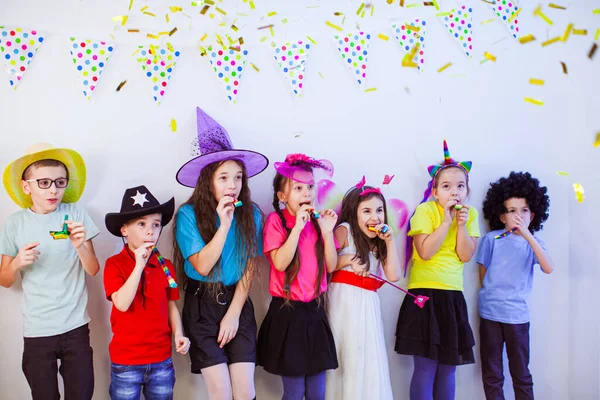 Niños felices pasando tiempo en la fiesta de cumpleaños — Foto de Stock