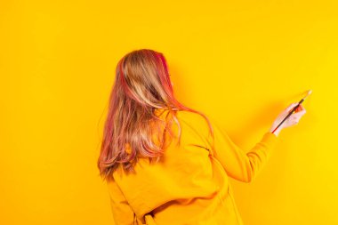 Kız tasarımcı sanatsal bir başyapıt yaratmak için ilham verdi.