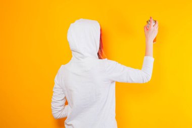 Grafiti çizmeye çalışan bilinmeyen kız.