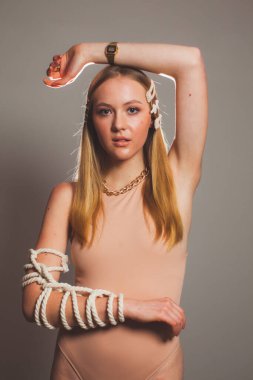 Şık aksesuarlar yaratmak için alışılmadık şeyler kullanmak