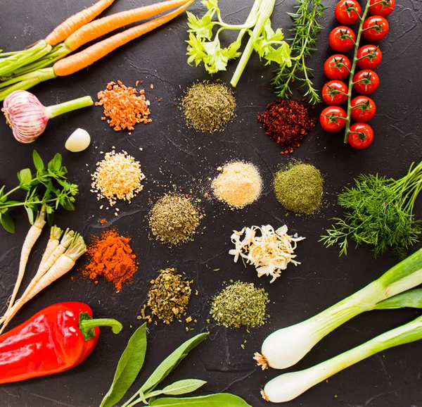 Färska grönsaker runt högar med torr krydda — Stockfoto