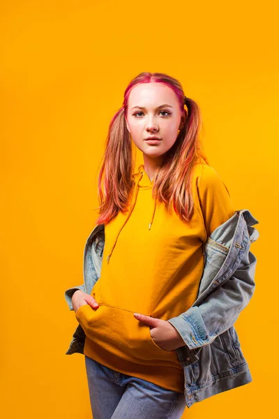 Menina adolescente atraente segurando sua barriga no fundo amarelo — Fotografia de Stock