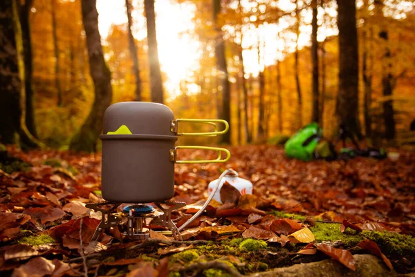 Cooking hot dish to warp up while autumn hiking — Stock Photo, Image