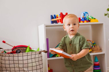 Bebek anaokulunda okumayı öğreniyor.