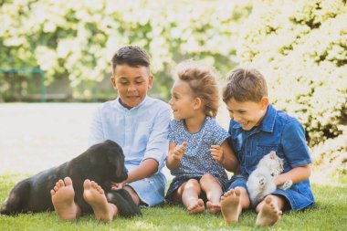 Küçük çocuklar en sevdikleri hayvanlarla harika vakit geçiriyorlar.