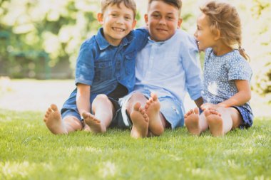 En iyi arkadaşlar yeşil çimlerde eğleniyor.