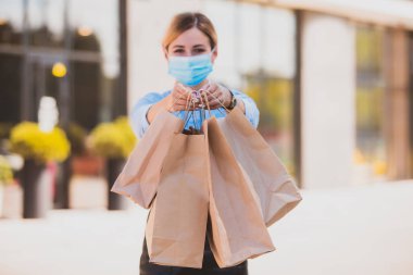 Güvenli ev teslimatı konseptiyle online alışveriş