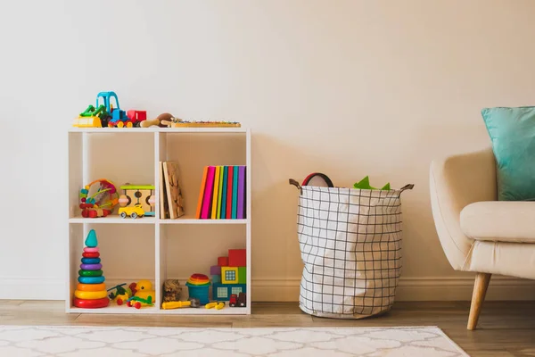 Trevlig och bekväm plats i barnrummet — Stockfoto