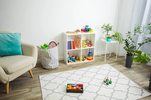 Moderne en comfortabele leefruimte voor kinderen organiseren — Stockfoto