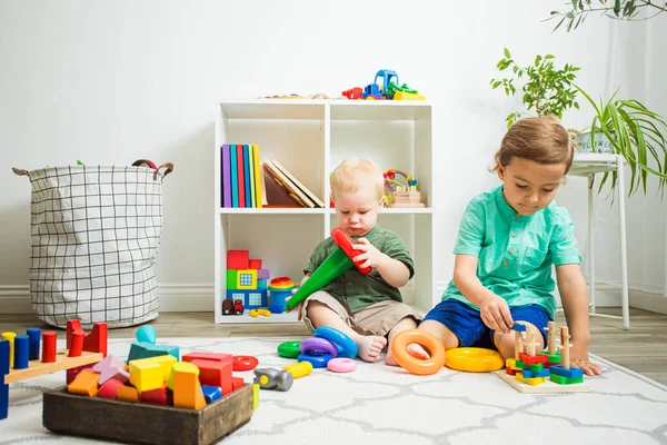 Niños de diferentes edades pueden jugar juntos —  Fotos de Stock