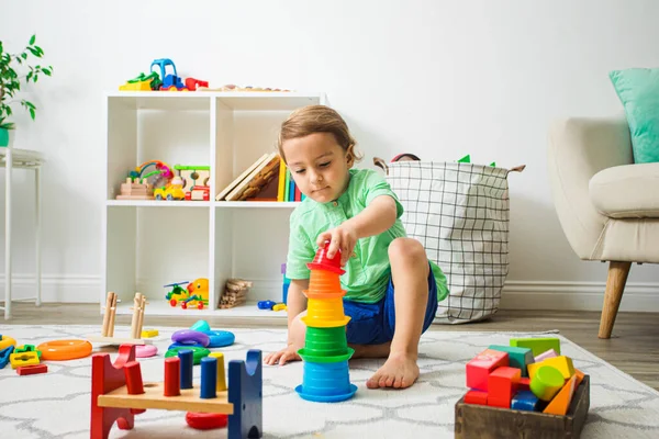 Niño pasándola bien en casa o en la guardería. — Foto de Stock