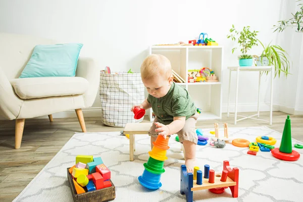 Jongen jongen proberen om piramides evenwicht te herstellen — Stockfoto