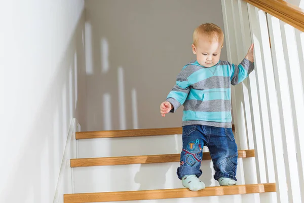 El bebé aprende a bajar las escaleras por su cuenta. —  Fotos de Stock