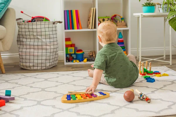 El niño elige juguetes en la sala de juegos. — Foto de Stock