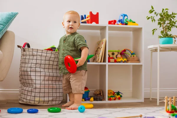 Chłopiec bawiący się zabawkami w pokoju dziecinnym — Zdjęcie stockowe