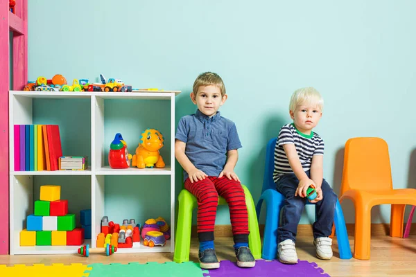 Los niños que llegaron por primera vez al jardín de infantes — Foto de Stock