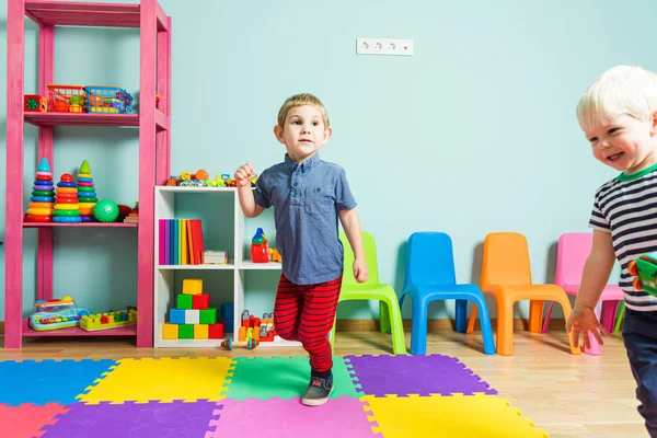 Dwoje małych przyjaciół bawi się w przedszkolu — Zdjęcie stockowe