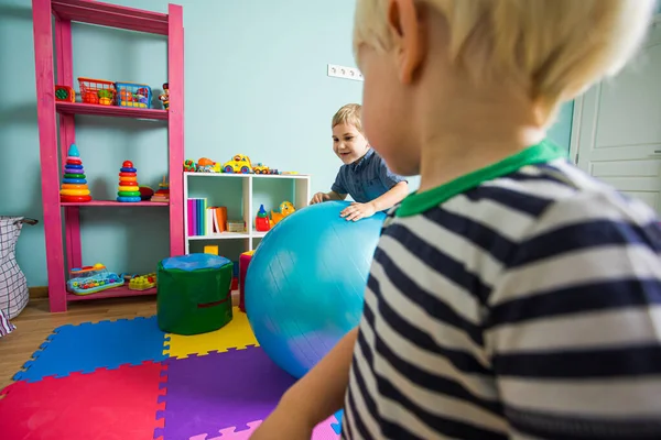 Fizyczny rozwój małych chłopców w przedszkolu — Zdjęcie stockowe