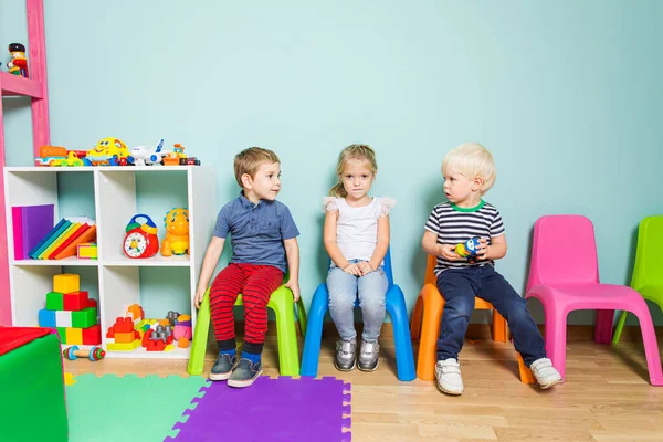 Die erste Bekanntschaft der Kinder im Kindergarten — Stockfoto