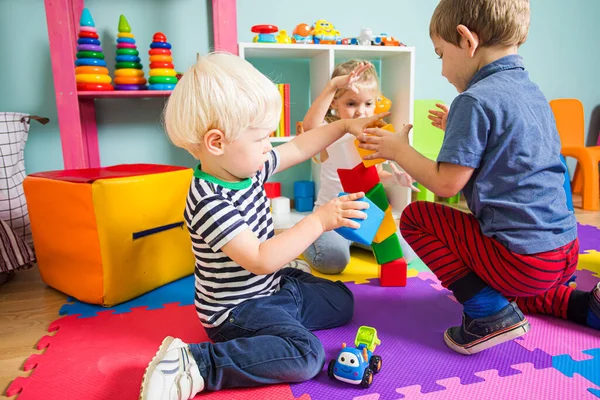 Die Kinder trainieren beim Spielen im Kindergarten die Koordination — Stockfoto