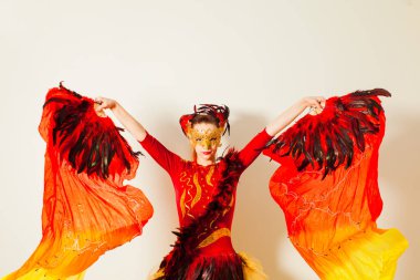 Kadınların parlak dansı tutku ve ifade