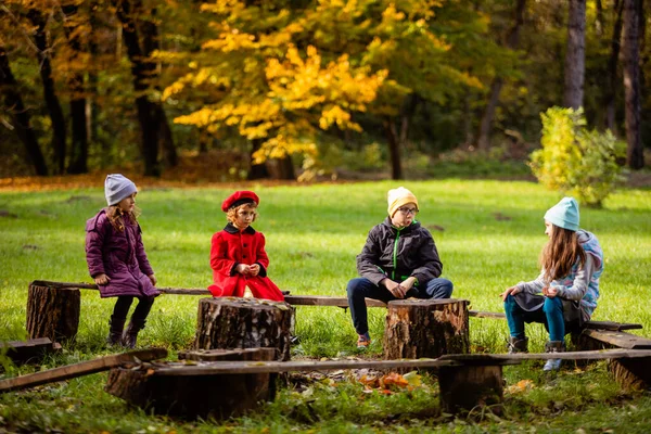Los niños al aire libre mantienen una distancia social durante una epidemia — Foto de Stock