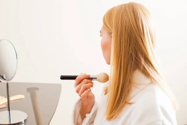Eenvoudige make-up voor een jonge vrouw thuis — Stockfoto