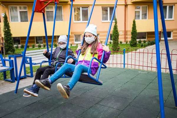 Die Kinder auf dem Spielplatz vermissen das Leben ohne Grenzen — Stockfoto