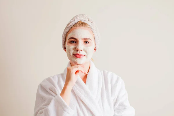 Het mooie meisje doet spa behandelingen voor het gezicht — Stockfoto