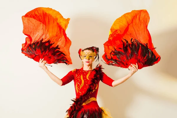 Mujer en traje brillante actuando como pájaro de fuego misterioso — Foto de Stock