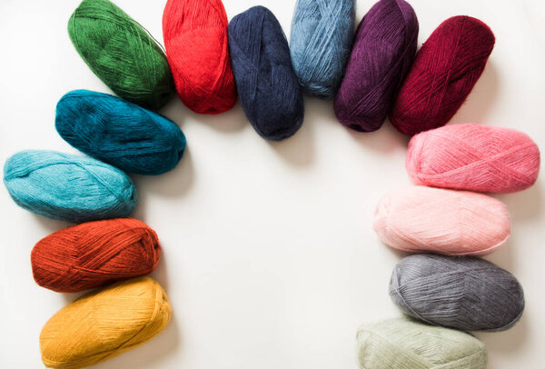 Вид сверху цветных прядильных шаров на белом