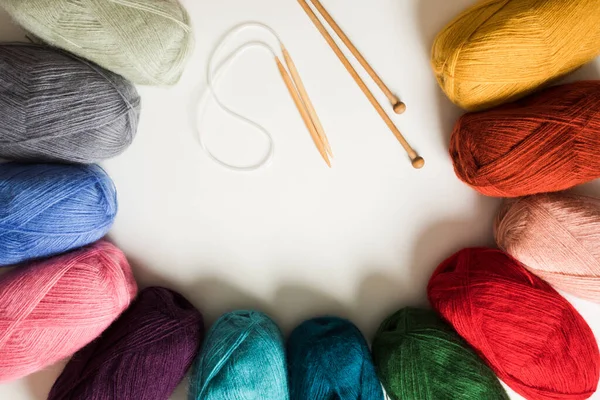 Vista superior de bolas de fios coloridos e agulhas de tricô — Fotografia de Stock