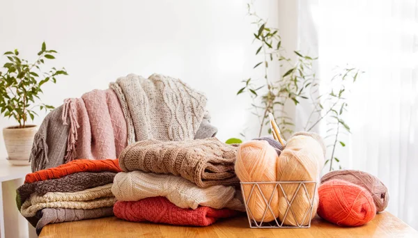거실에 있는 식탁에는 뜨개질 한 직물이 놓여 있다 — 스톡 사진