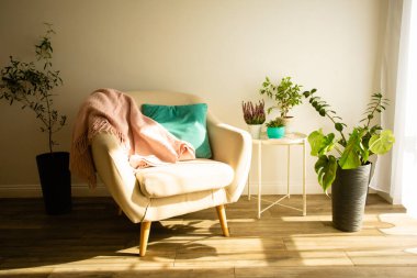 Oturma odasının modern iç mekanı rahatlık yaratır.