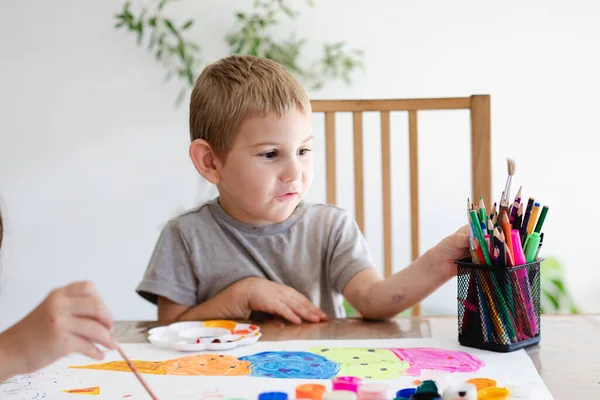 Très difficile de choisir la couleur parmi une variété de crayons — Photo