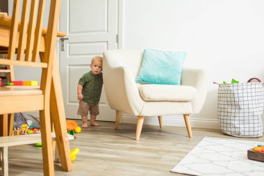 Küçük çocuk yeni insanlarla iletişim kurmayı öğreniyor.