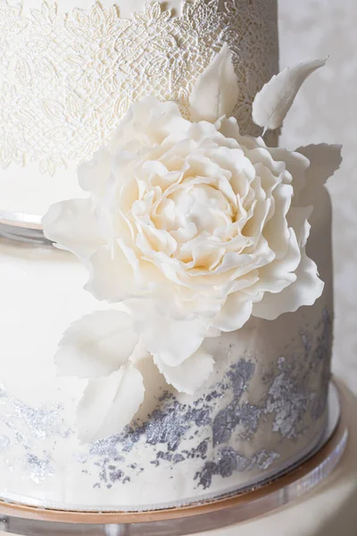 Les charmantes décorations en sucre sur un gâteau de mariage — Photo
